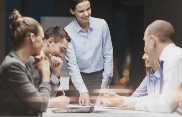 Führungskraft erarbeitet mit Team gemeinsame Regeln